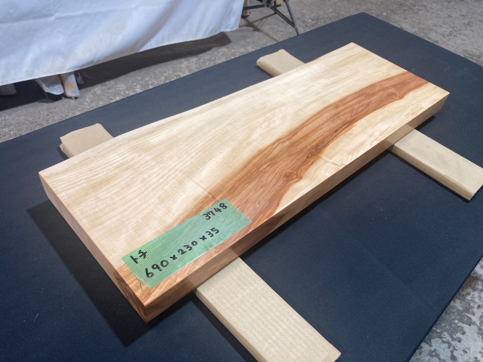 トチ3748　栃　一枚板無垢 乾燥材　690x230x35mm カウンター　棚　テレビ台　花台　DIY　窓台　台　橡