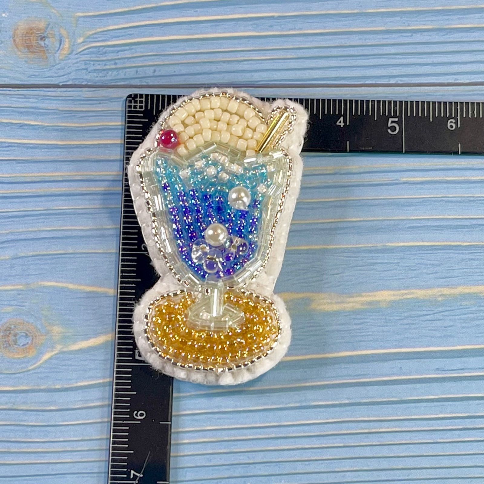 ビーズ刺繍ブローチ クリームソーダ青 - メルカリ