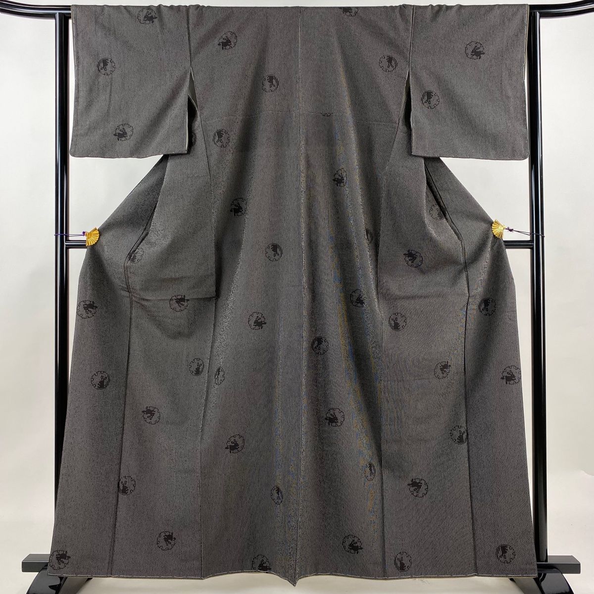紬 身丈159.5cm 裄丈63cm S 袷 うさぎ 雪輪 黒灰 正絹 名品