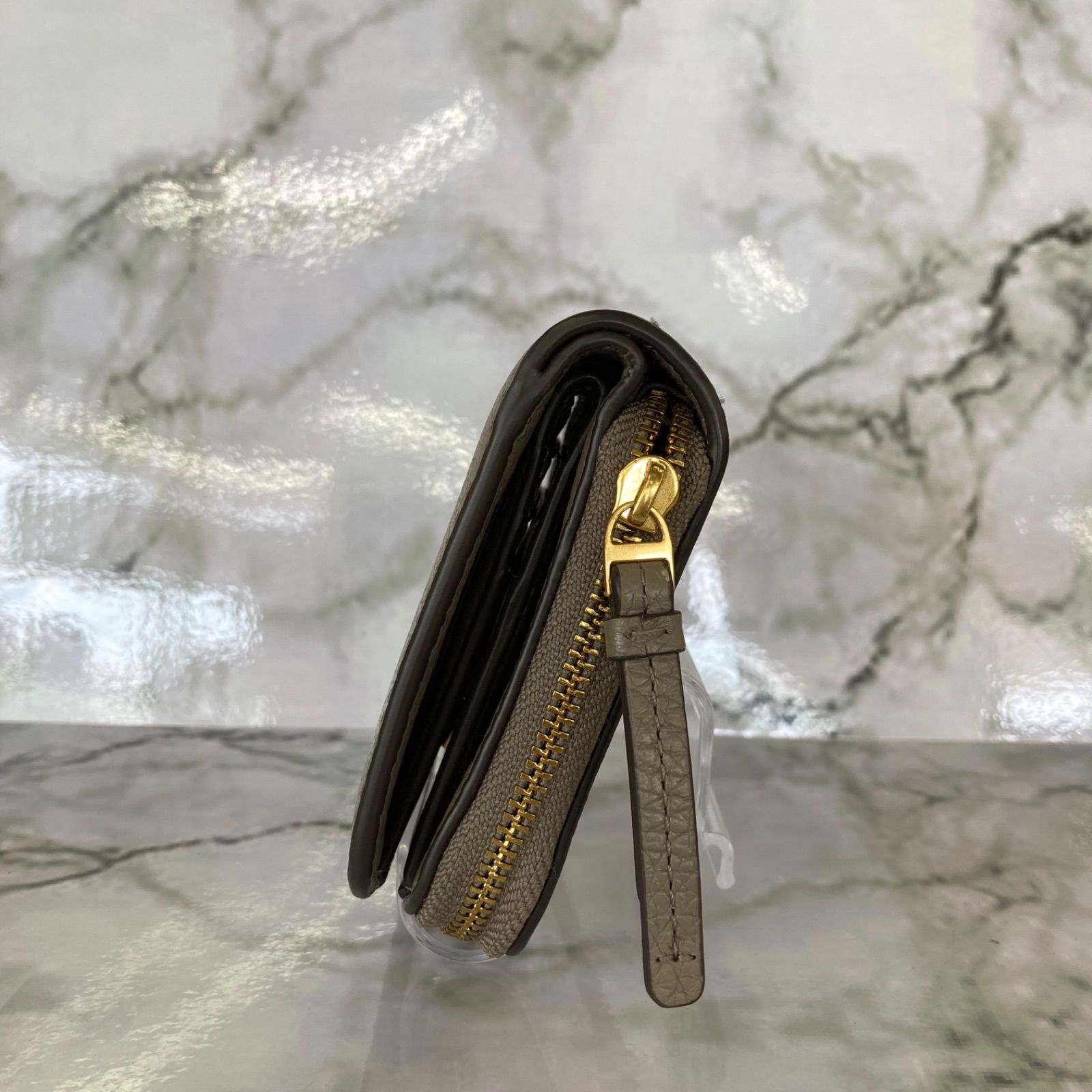 美品　Tory Burch 二つ折り財布 グレージュ Tory Burch - 美品 トリーバーチ 二つ折り財布 グレー レザー