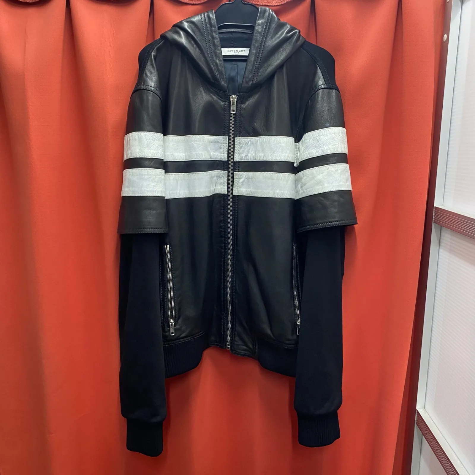 GIVENCHY スタジャン レザー 切替 ブラック GIVENCHY スタジャン レザー 切替 ブラック GIVENCHY - GIVENCHY by