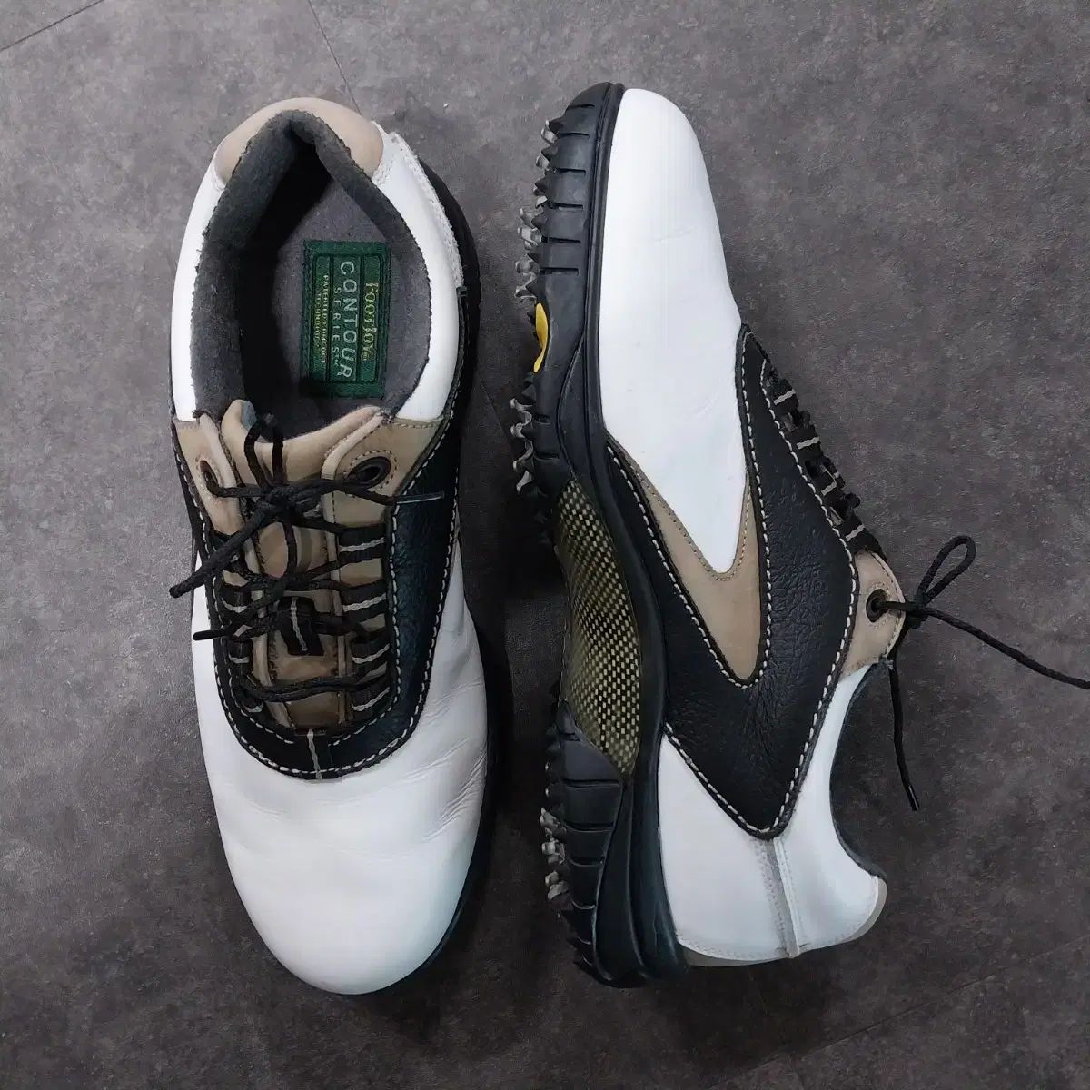 FootJoy ゴルフシューズ 黒と白 M.Iイニシャル入り FootJoy ゴルフシューズ 黒と白 M.Iイニシャル入り シューズ(男性用)