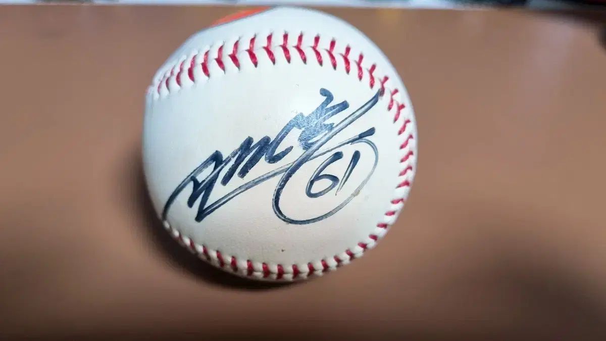 ロッテ•ジャイアンツ　尹棟熙サインボール ロッテ・ジャイアンツ ジョンフン KBO 公式球 サイン入りサイン