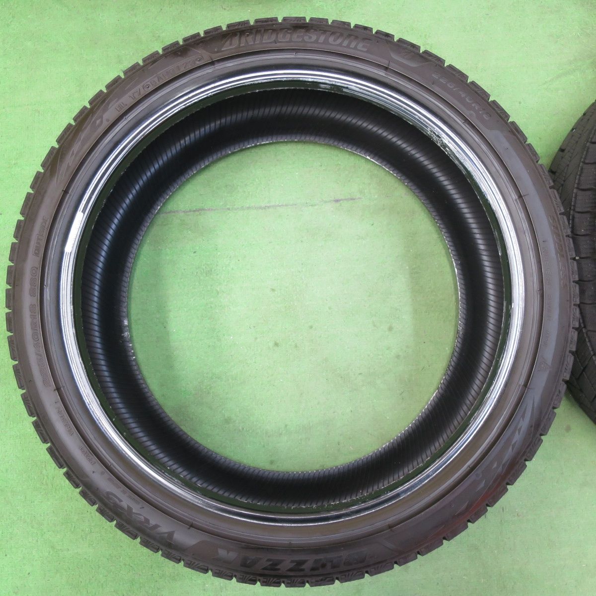 送料無料] バリ溝！23年！9.5分以上☆スタッドレス 225/40R18 