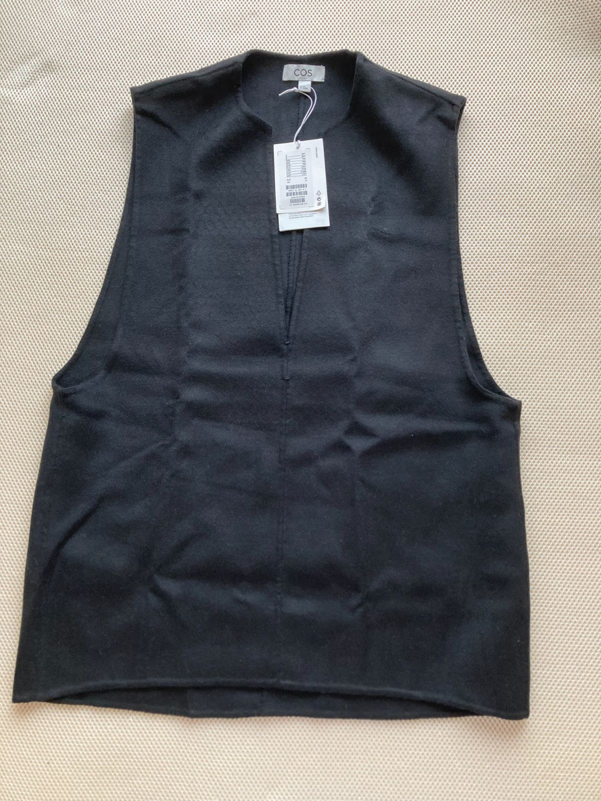 ◇COS◇ 新品 完売品 COS DEEP V-NECK SLEEVELESS TOP ブラック 黒 38