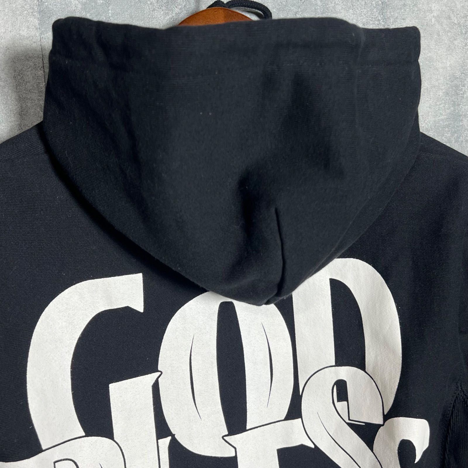 人気ブランド【EXAMPLE】の「GOD BLESS YOU」裏起毛ロゴ フーディー 