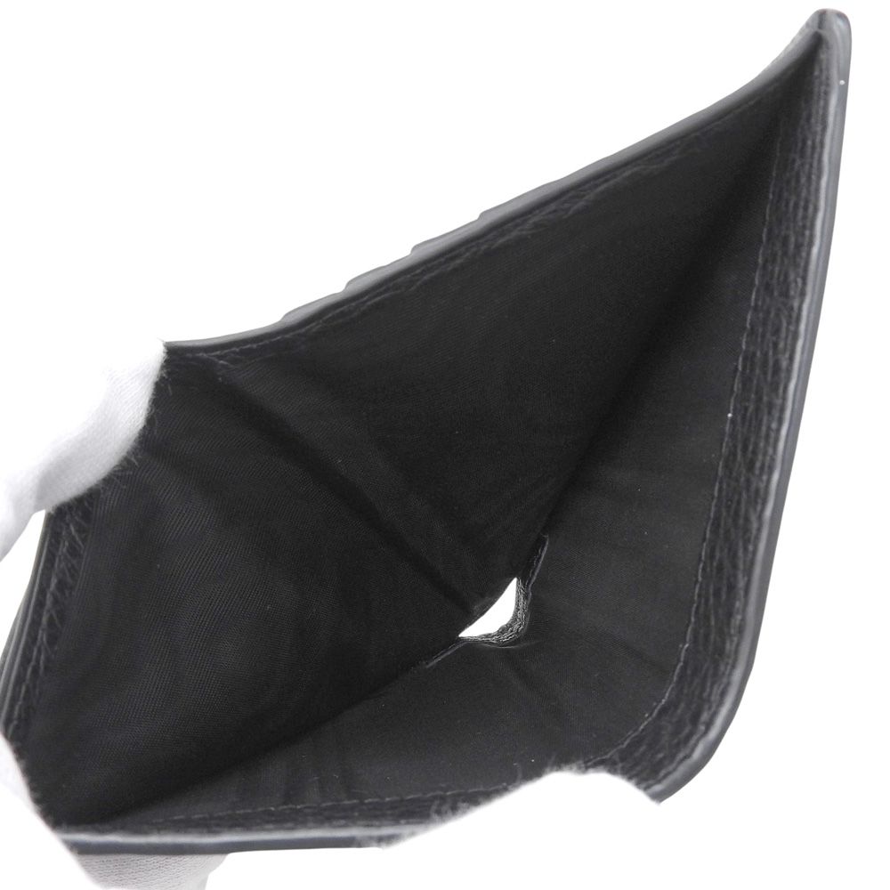 ホック付き折財布