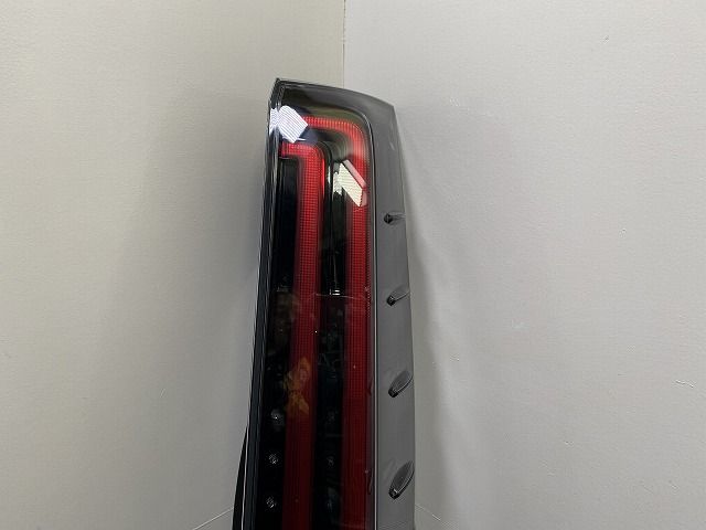 ノア　エスクァイア ZRR80/ZRR85 ZWR80 後期 左テールランプ エスクァイア/ノア 80系 ZRR80/ZRR85 ハイブリッド/ZWR80 純正 後期 右