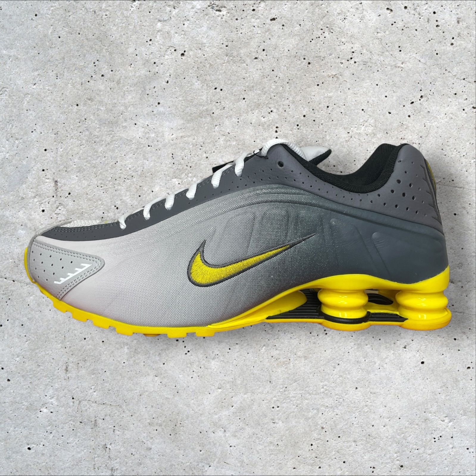 定価:23100円 NIKE SHOX R4 SE VAST GREY/BRIGHT CITRON-LT GRAPHITE 