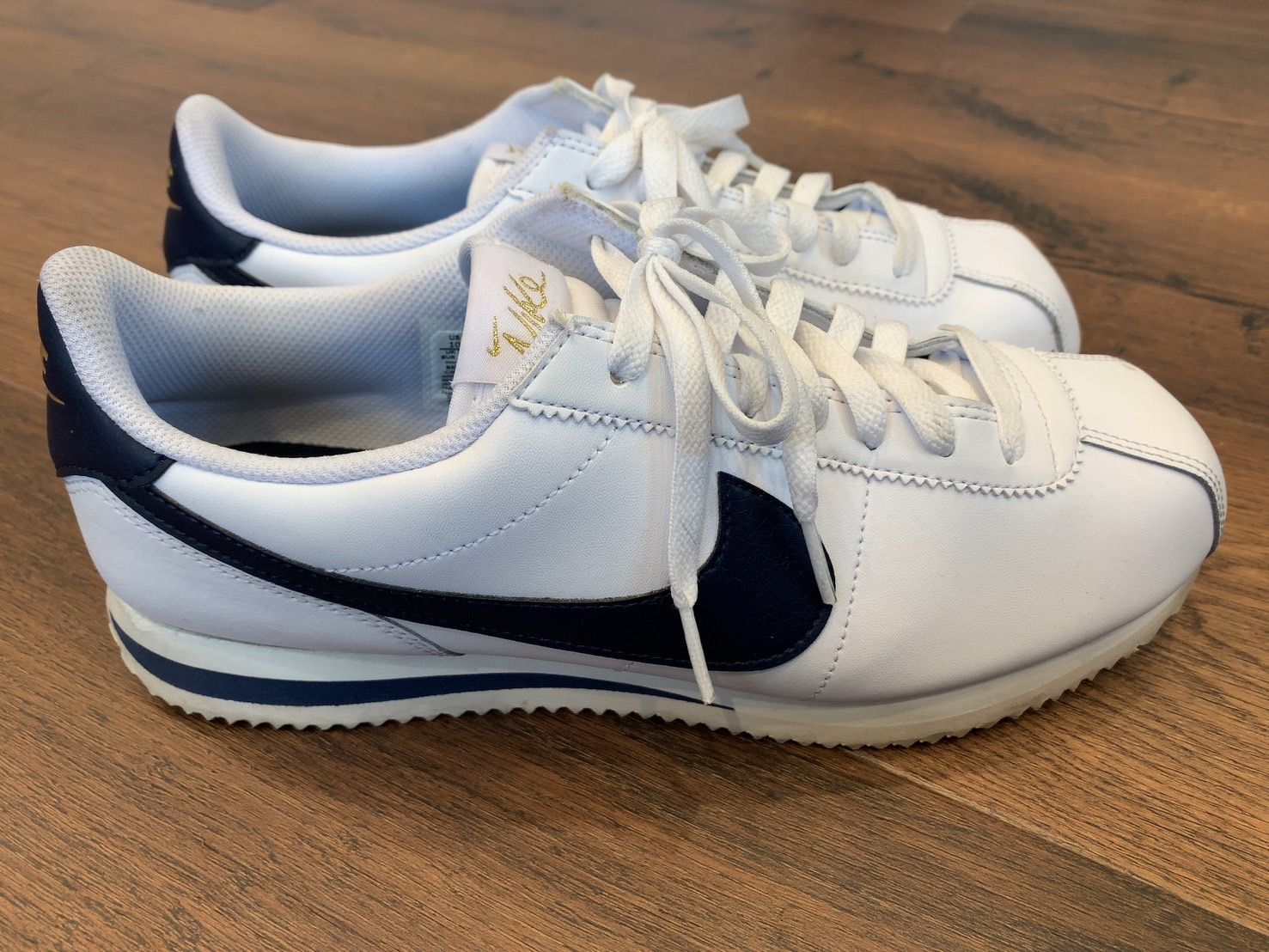 NIKE W CORTEZ OLY WHITE/OBSIDIAN-SAIL-LLIC GOLD 国内発送 NIKE W CORTEZ OLY WHITE/OBSIDIAN-SAIL-METALLIC GOLD （ナイキ