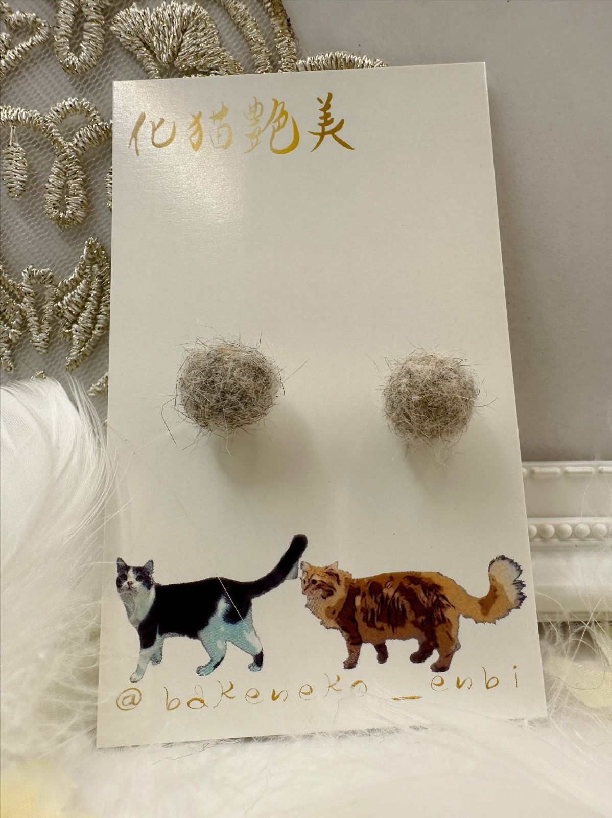 猫に恋するホワイトグレーのシンプルまりも
