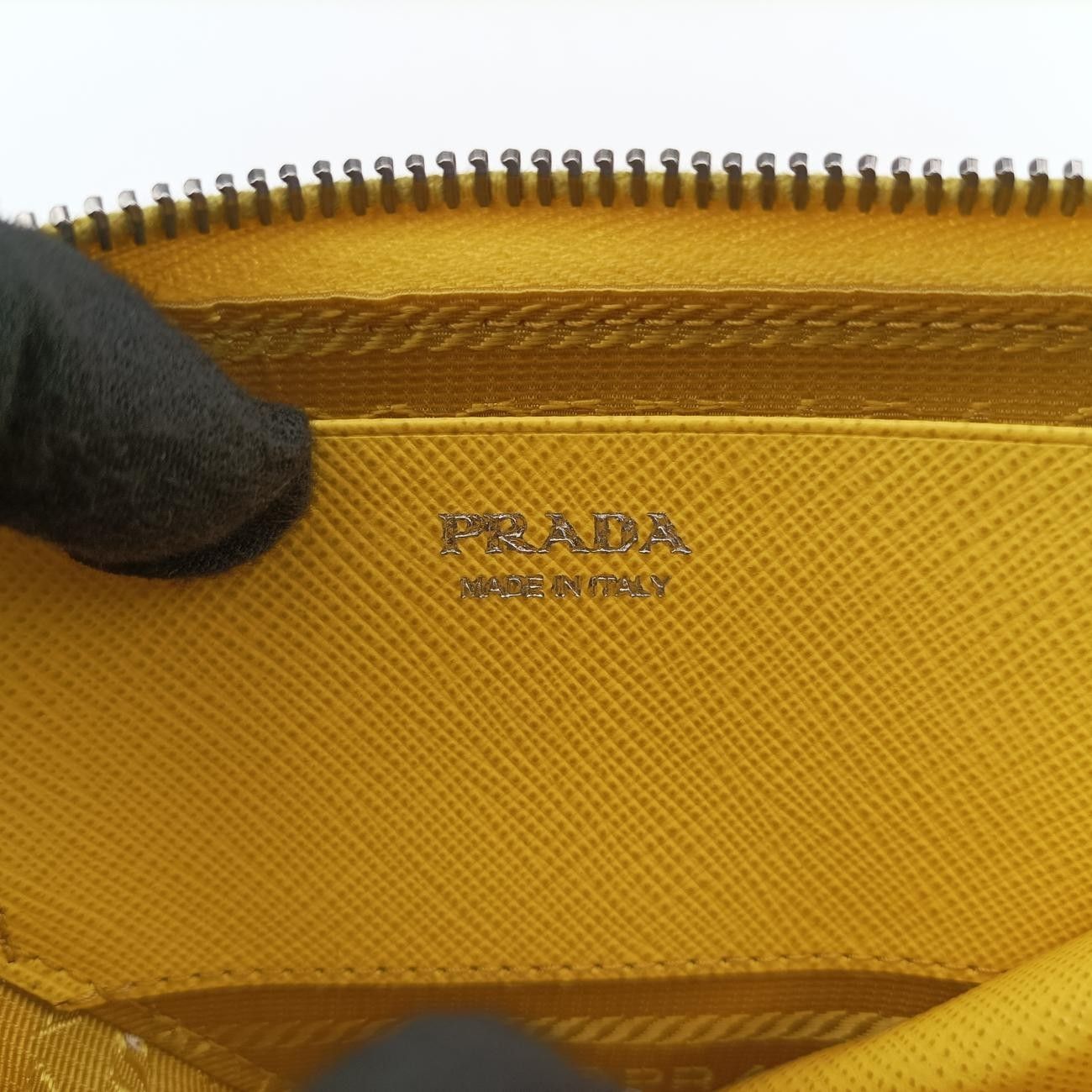プラダPradaトライアングルロゴイエローサフィアーノレザー1NR01562