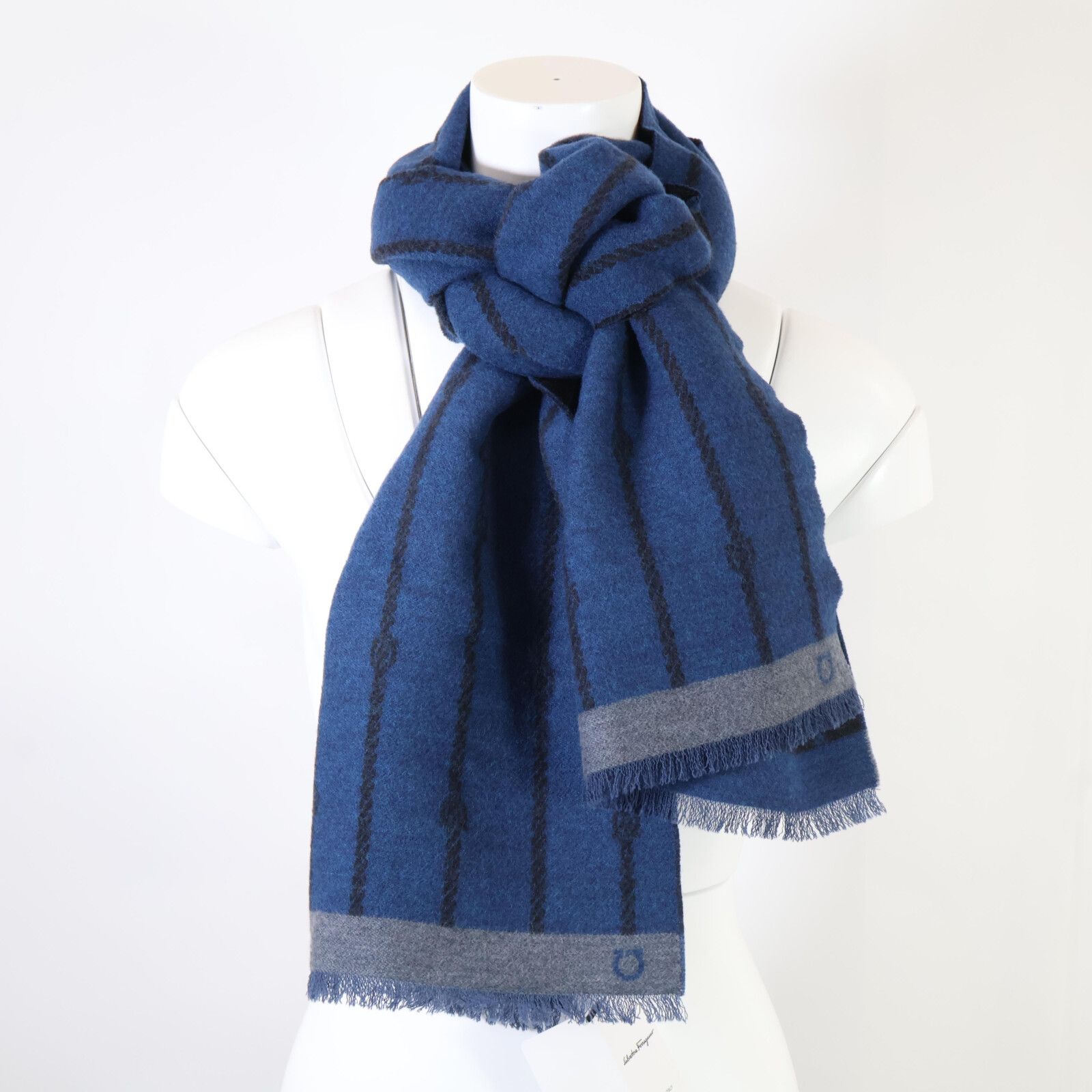 サルバトーレ・フェラガモ　カシミア100%のマフラーコート　ポンチョ サルバトーレ・フェラガモ カシミア100%のマフラーコート ポンチョ