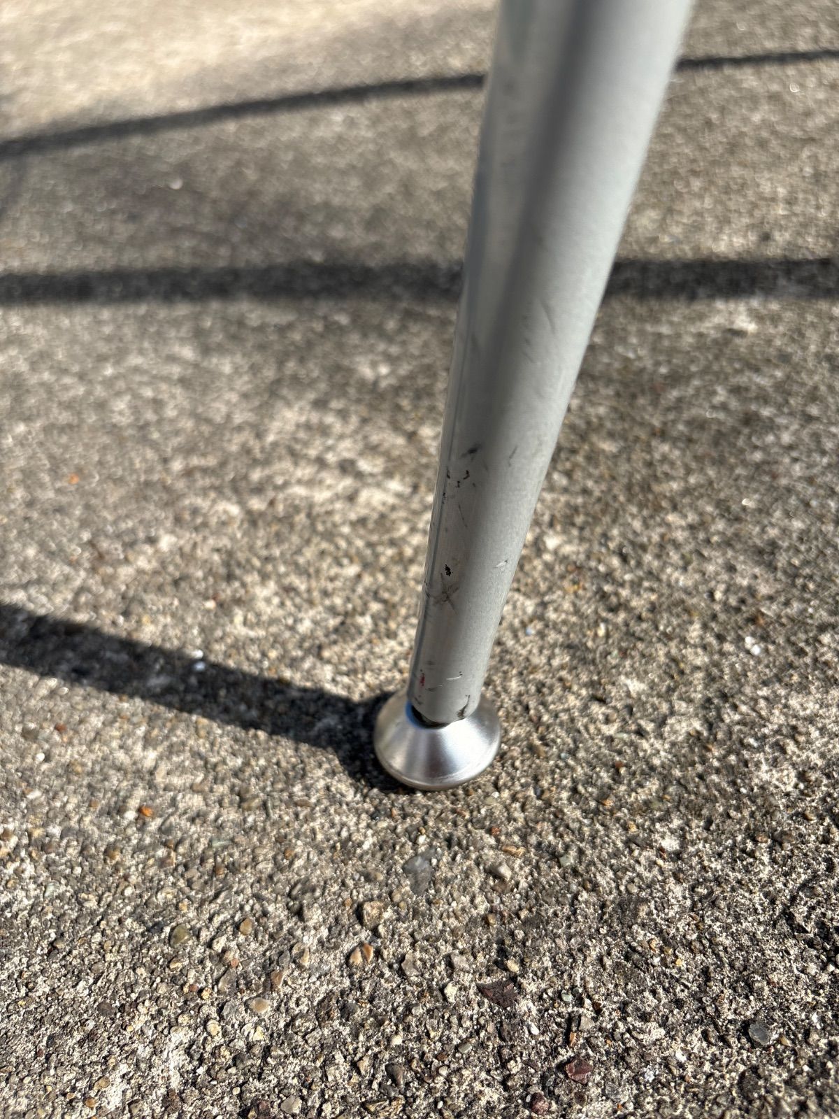 【正規品取扱店舗】 丸型ガラステーブル サイドテーブル センターテーブル 四人掛け 4人掛け 白 ミッドセンチュリー ホワイトレザー テーブル インテリア おしゃれ 革 レザー 丸テーブル ダイニングテーブル 倉庫前 げあり 間違いなく