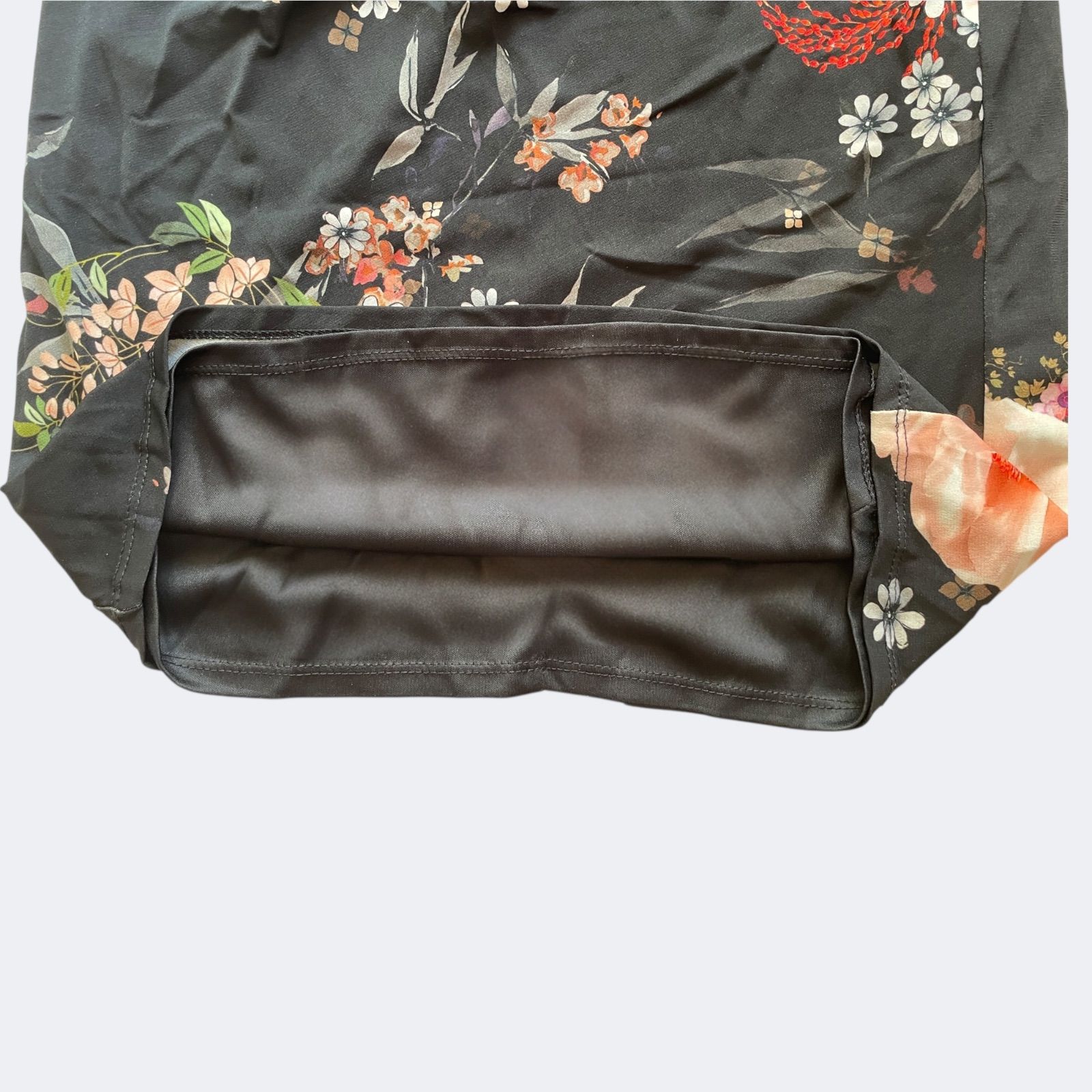 ROMANローマン 大胆レッド花柄ブラックタイトドレープのカシュクールワンピース