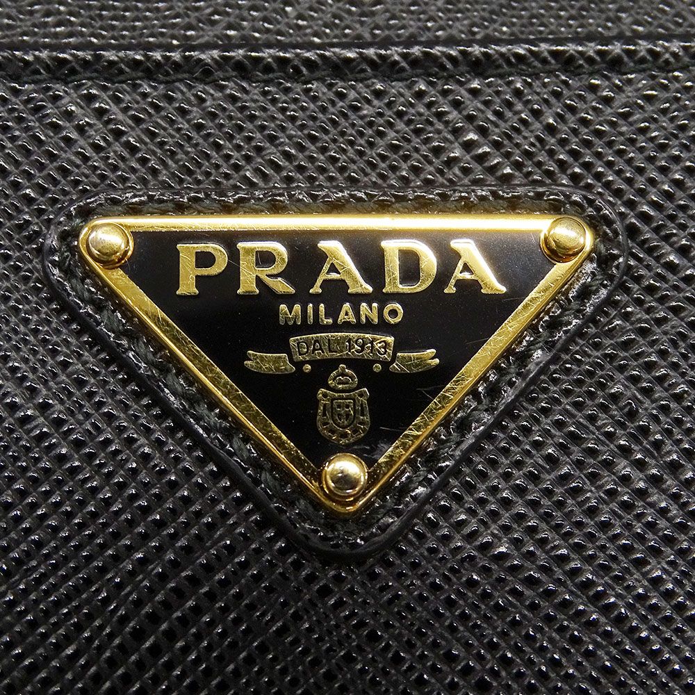 未使用級　プラダ　サイフィアーノ　トライアングル　ケース　レザー　黒 未使用 プラダ PRADA サフィアーノ トライアングル カードケース パス