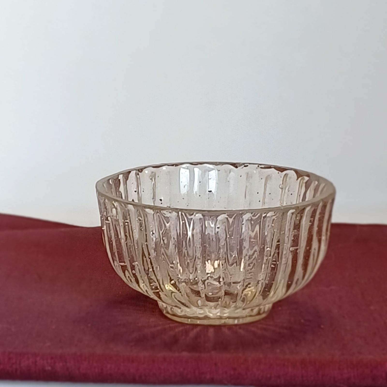 江戸時代　型吹きガラス蓋碗　江戸ガラス　鉛ガラス 型吹き菊／菊唐草文ガラス蓋碗 文化遺産オンライン