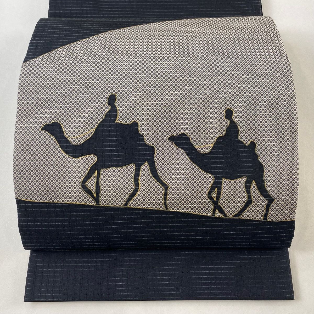 袋帯 美品 名品 やまと ラクダ 縞 金彩 黒 お太鼓柄 正絹 【中古  
