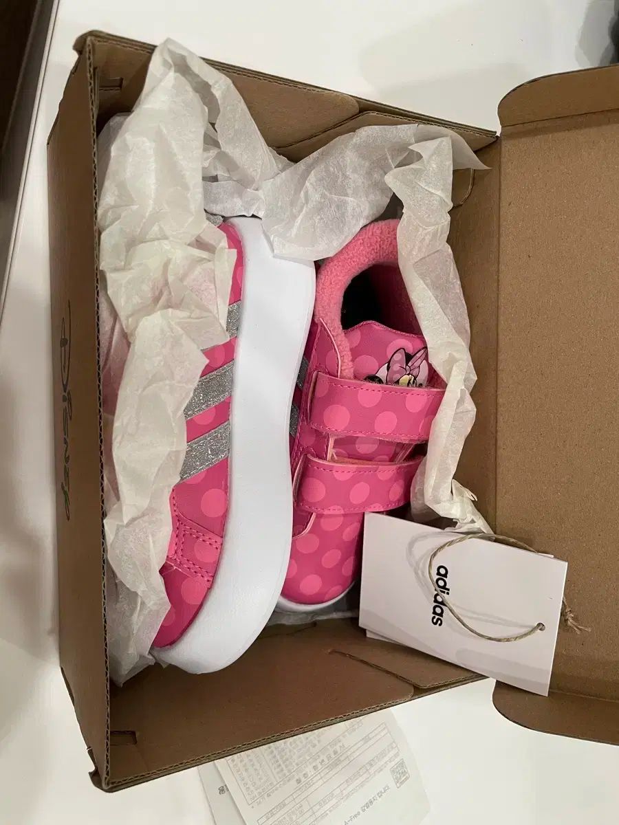 新品 adidas(アディダス) すばらしいです コート ミニ ピンク 140 キッズ 離乳する 靴