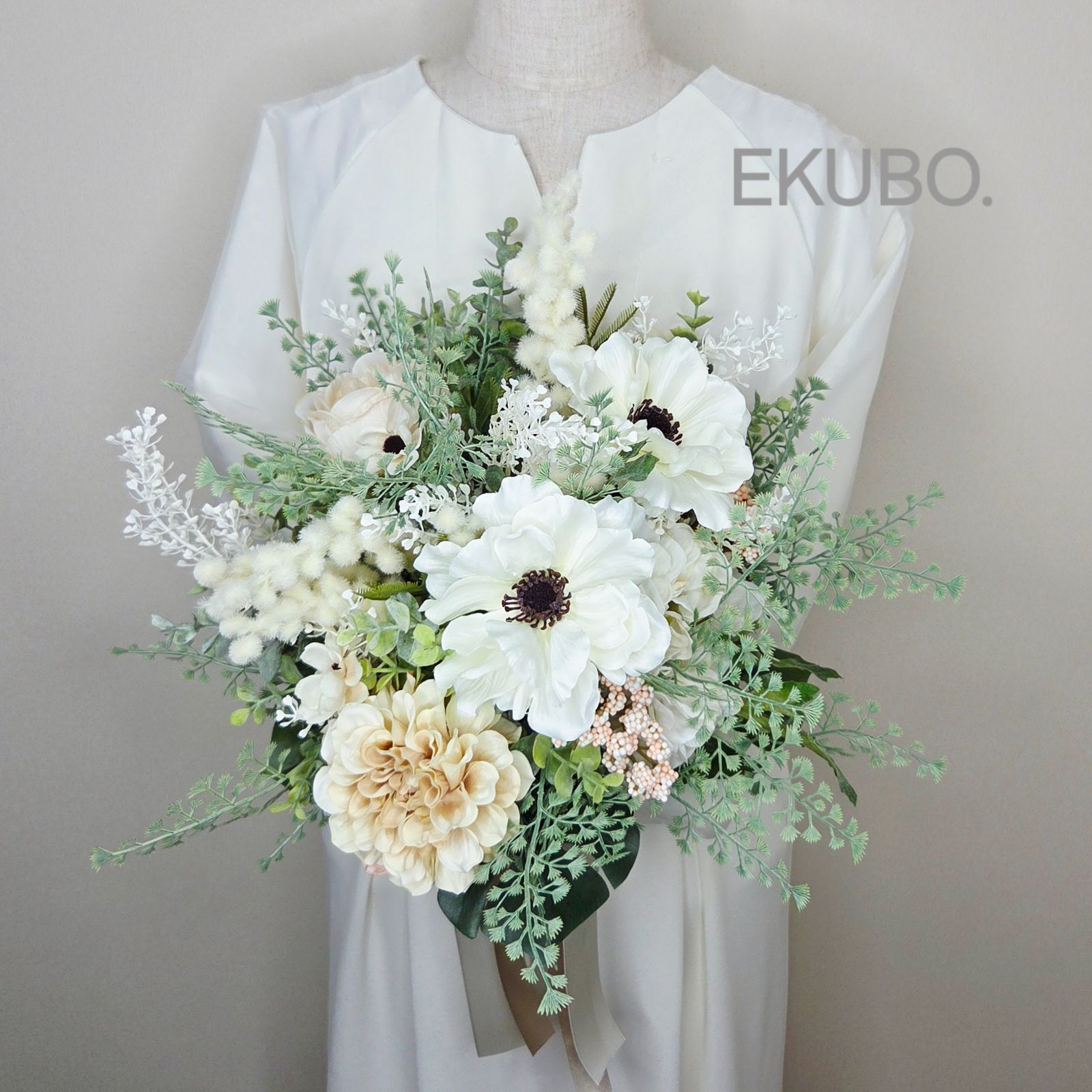 ホワイトアネモネのクラッチブーケ ウェディングブーケ-ブートニア n237