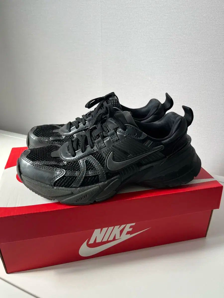 245 NIKE(ナイキ) V2K ラン 黒