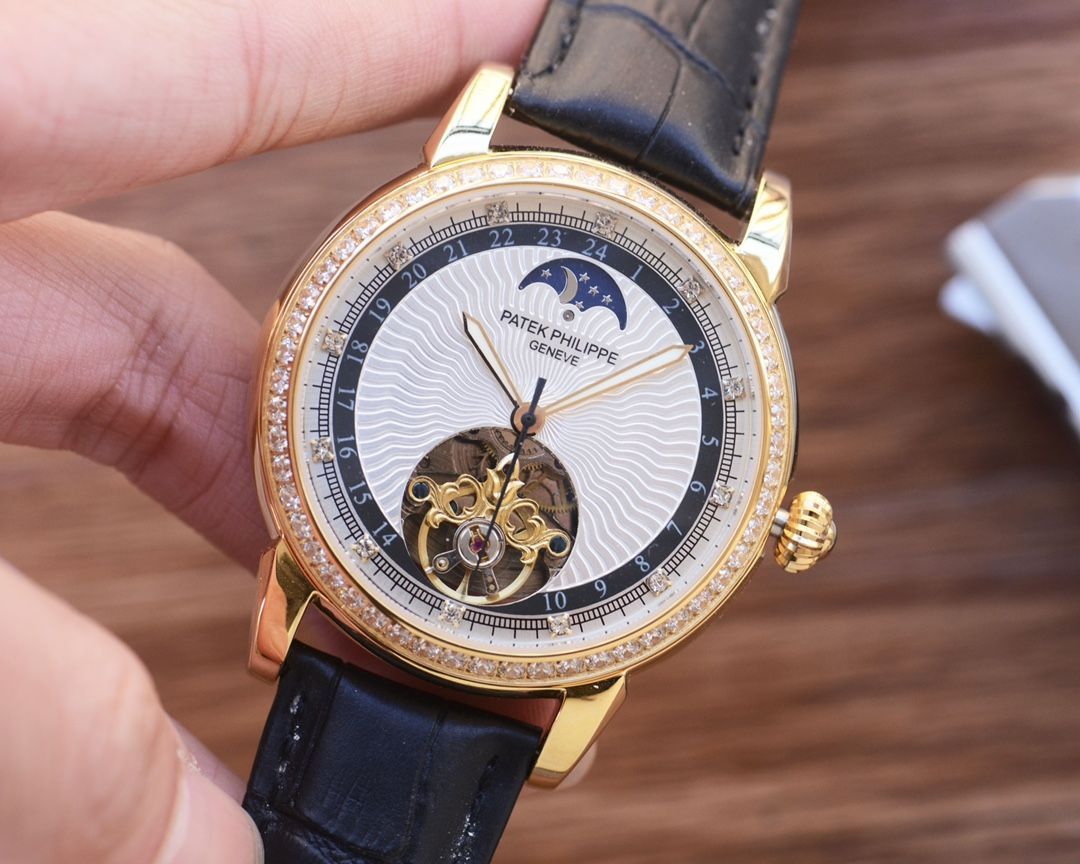 PATEK PHILIPPE 木製収納ケース　革ベルト付き PATEK PHILIPPE 木製収納ケース 革ベルト付き