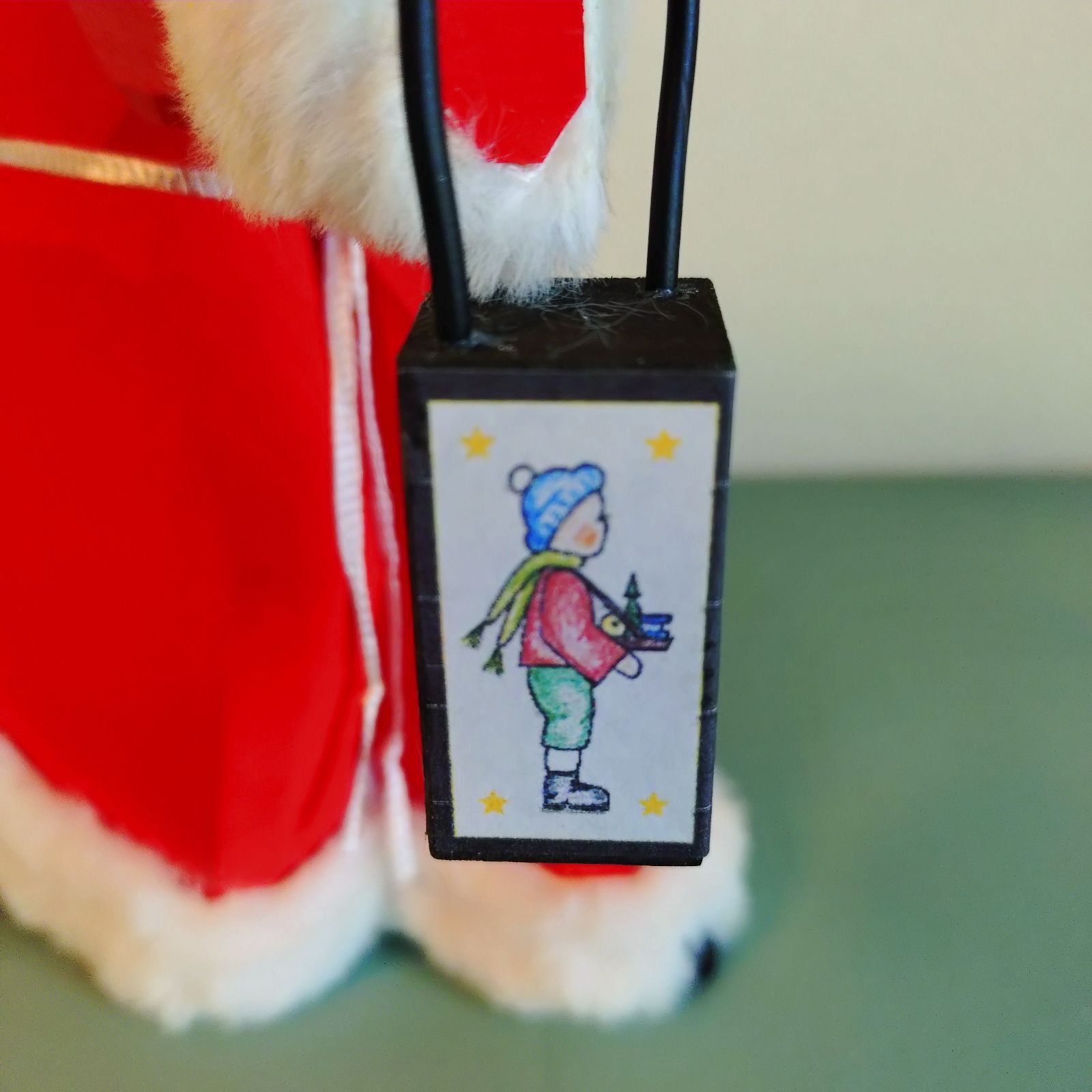 ランタンとお人形を持つサンタクロース 木製 ドイツ ドイツ雑貨 木彫り 手彫り クリスマス飾り 木製人形 木製インテリア NEXPOTALLINN_EU