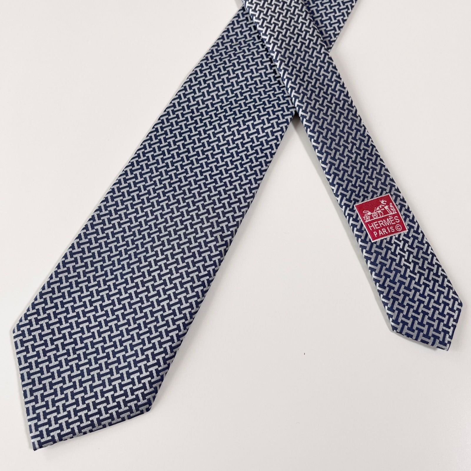 美品 HERMES エルメス ネクタイ グレー シルク100% 美品 HERMES エルメス ネクタイ シルク100% ライトグレー H柄