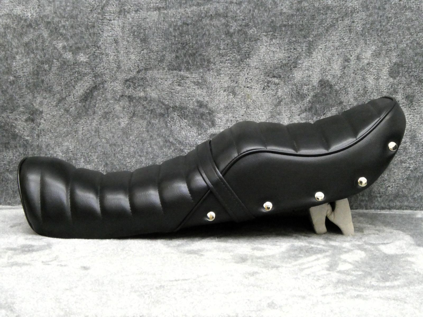 ジェイド250 タックロールシート 黒 皮 鋲打ち - メルカリ