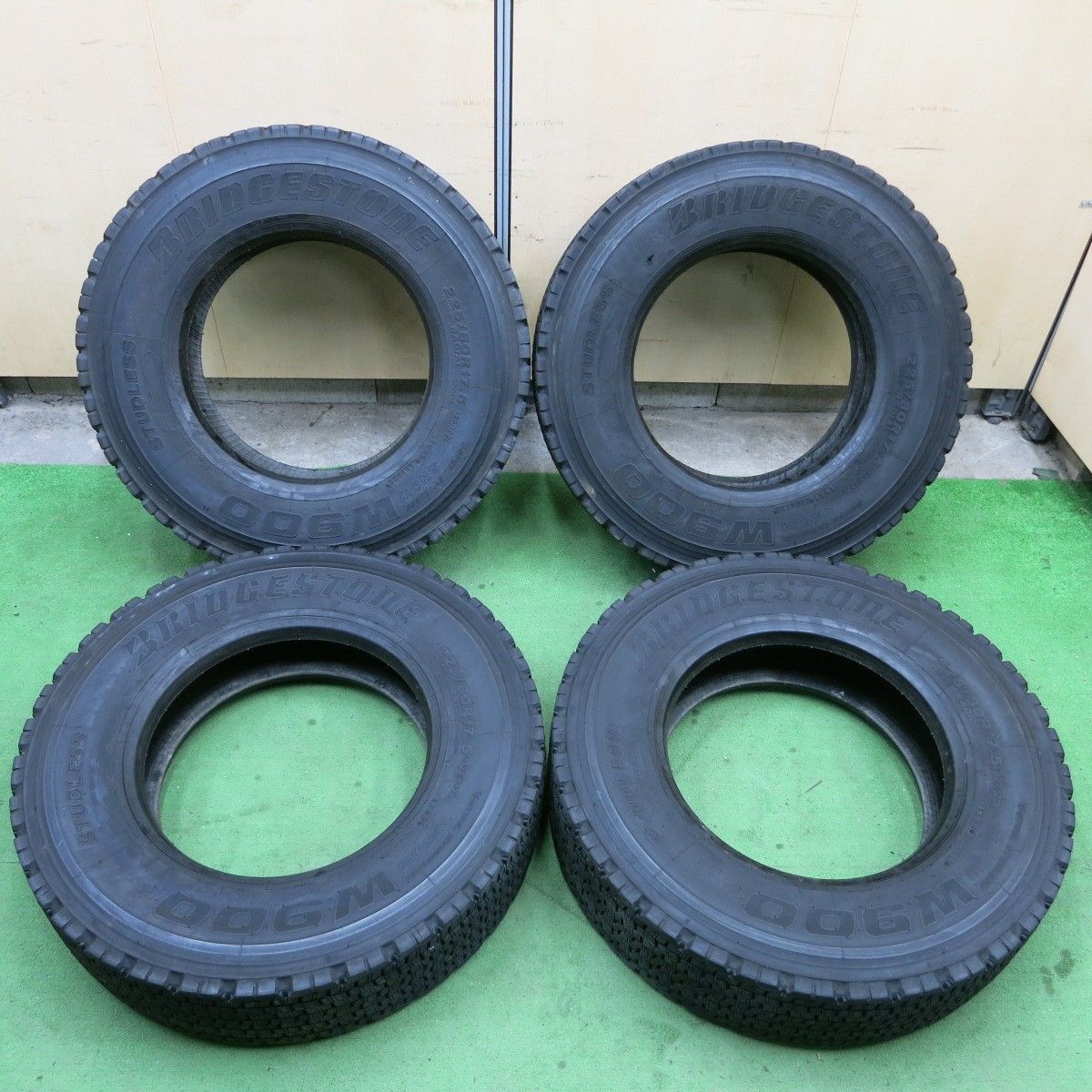 ブリヂストン V-STEEL STUDLESS W900 225/80R17.5 123/122L