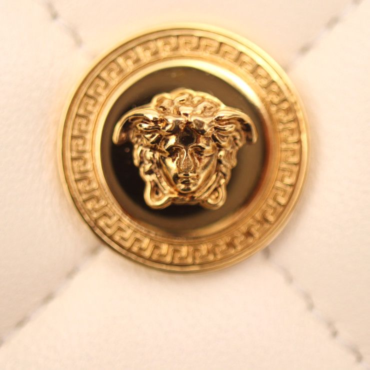 Gianni Versace ジャンニ ヴェルサーチ 財布 二つ折り財布 1005564 レザー アイボリー系 ライトベージュ系 ゴールド金具  メデューサ キルティング 【本物保証】 - メルカリ