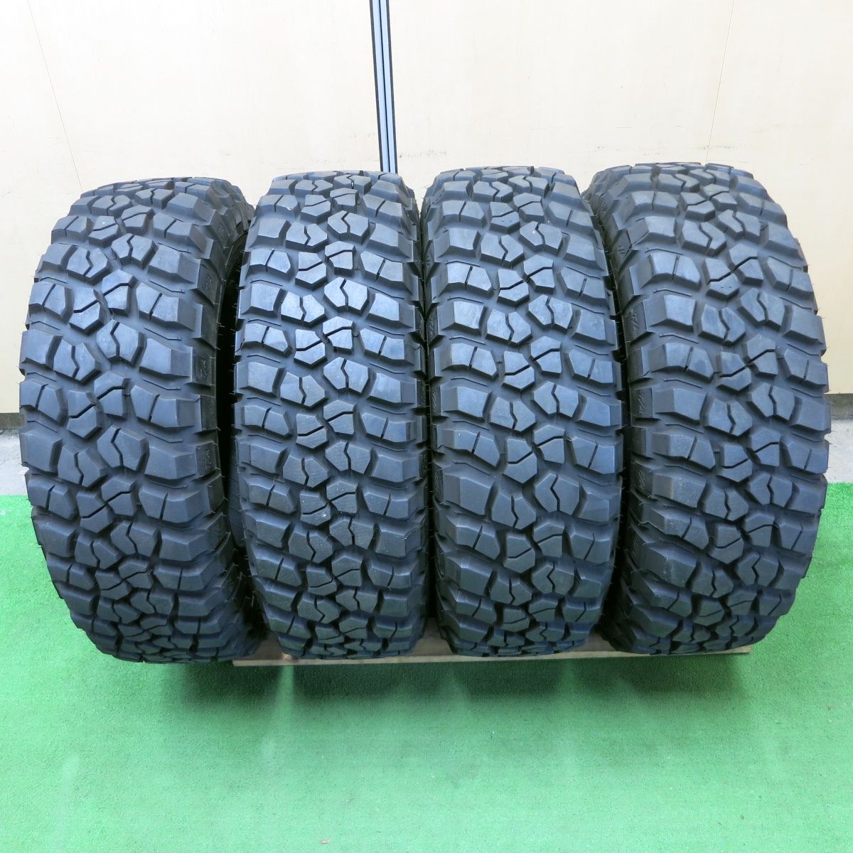 *送料無料* バリ溝！22年！9.5分★255/75R17 111/108Q BFグッドリッチ Mud-Terrain T/A KM2 17インチ JEEP ジープ ラングラー プラド等★4070501ナノタ