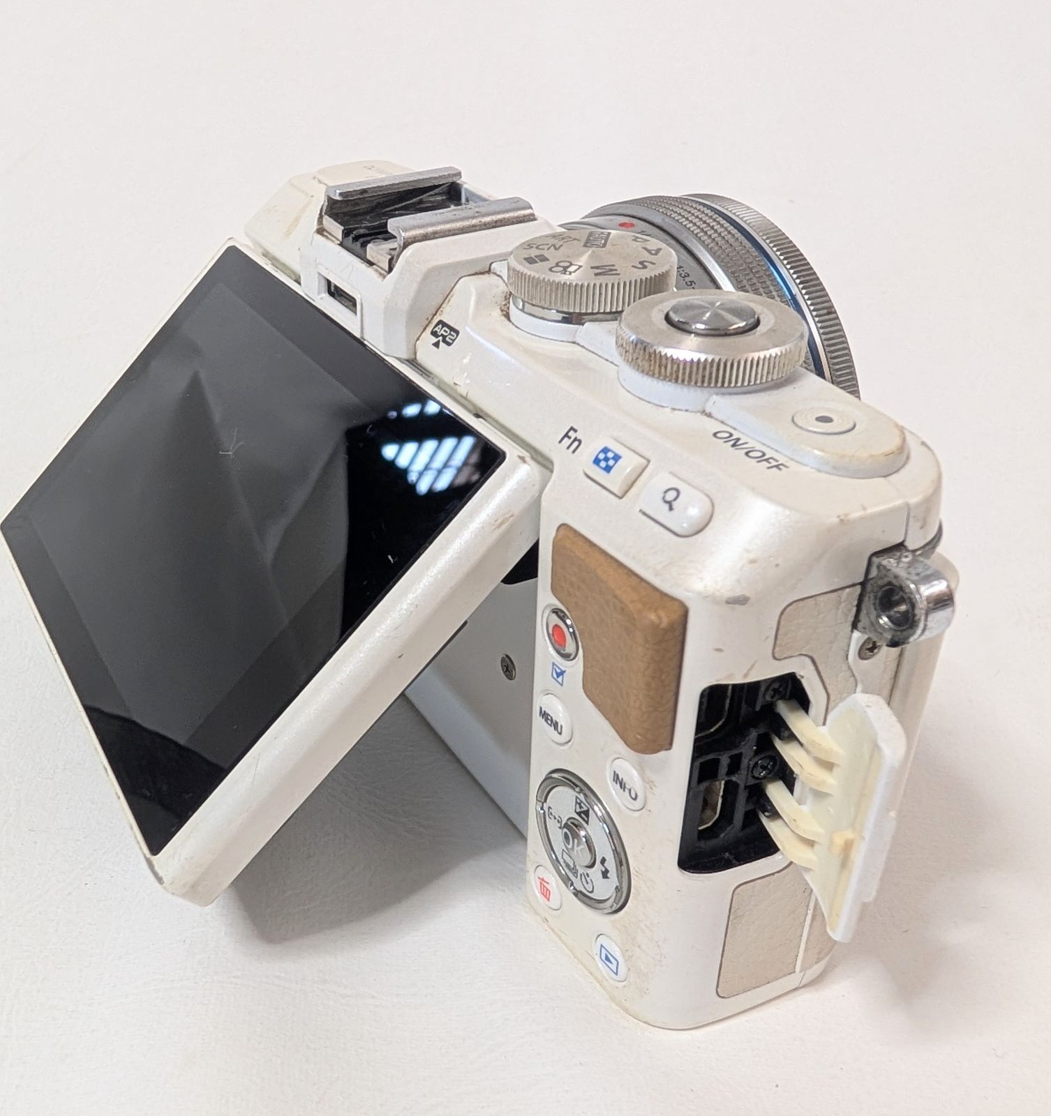 デジタルカメラ OLYMPUS PEN Lite OLYMPUS オリンパス PEN Lite E-PL7 ホワイト 【公式通販】