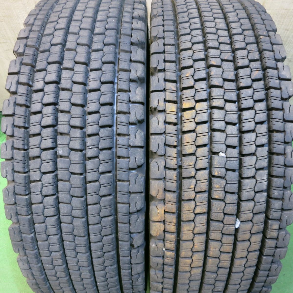 *送料無料*バリ溝！22年！8.5分トラック タイヤ 265/70R19.5 140/138J スタッドレス ブリヂストン W900 19.5インチ4013002クス