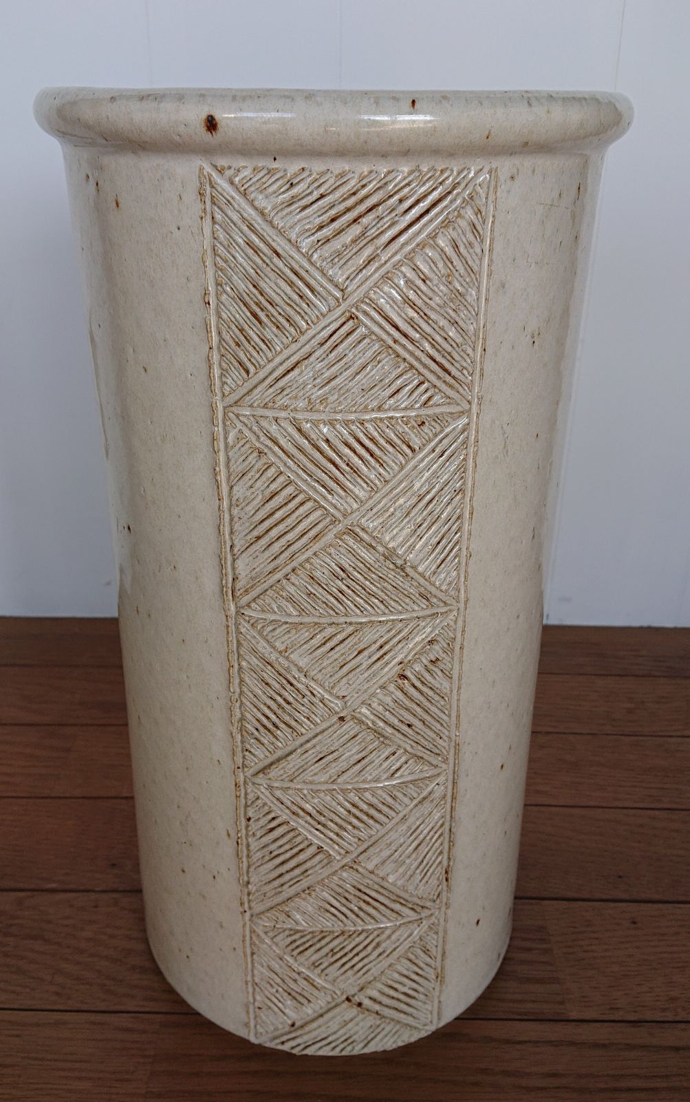 岩尾磁器・イワオジキ、べセラ、有田焼の傘立て、重厚感あり、日本家屋にも