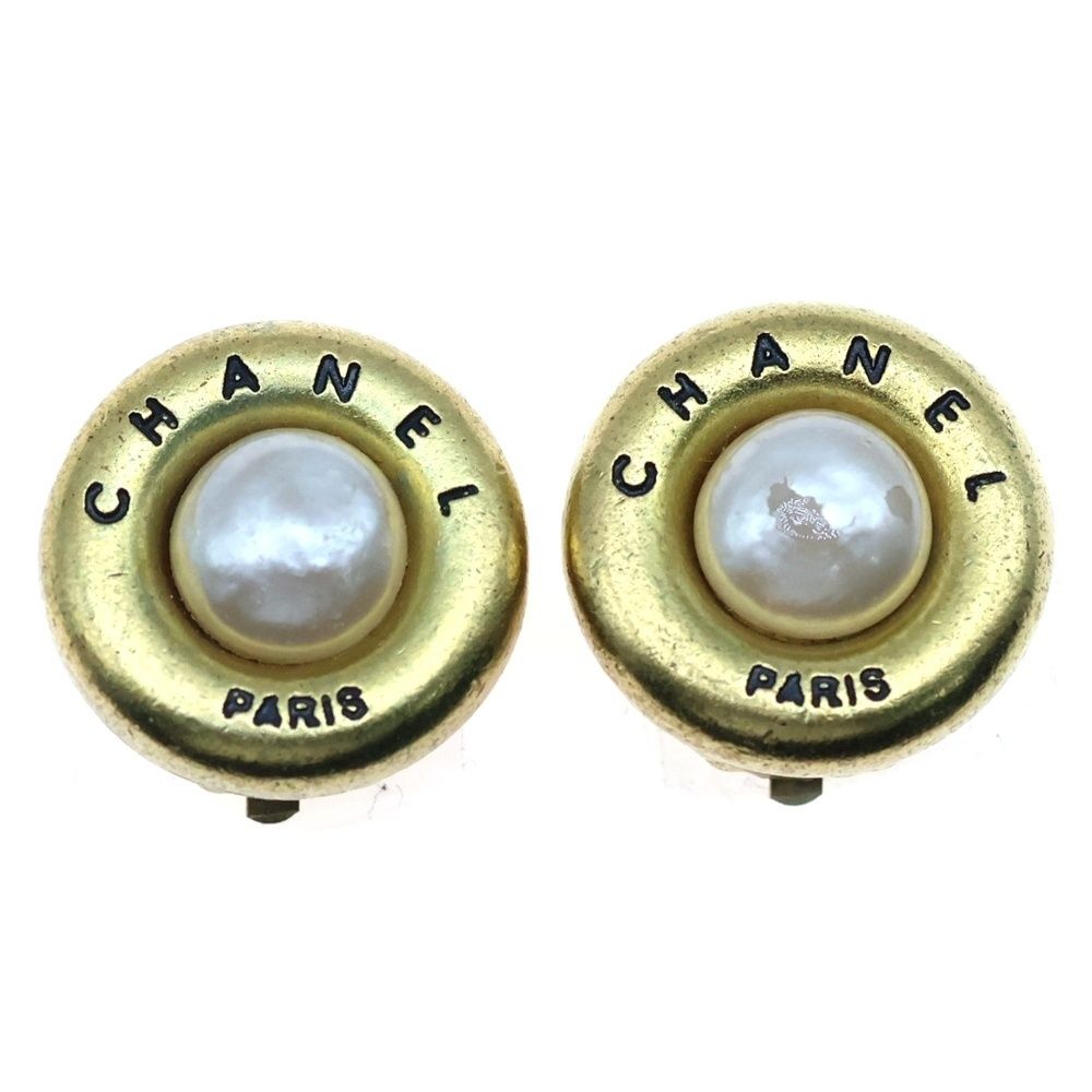 CHANEL ゴールドパールピアス CHANEL (シャネル) ロゴ フェイクパールイヤリング ゴールド GP