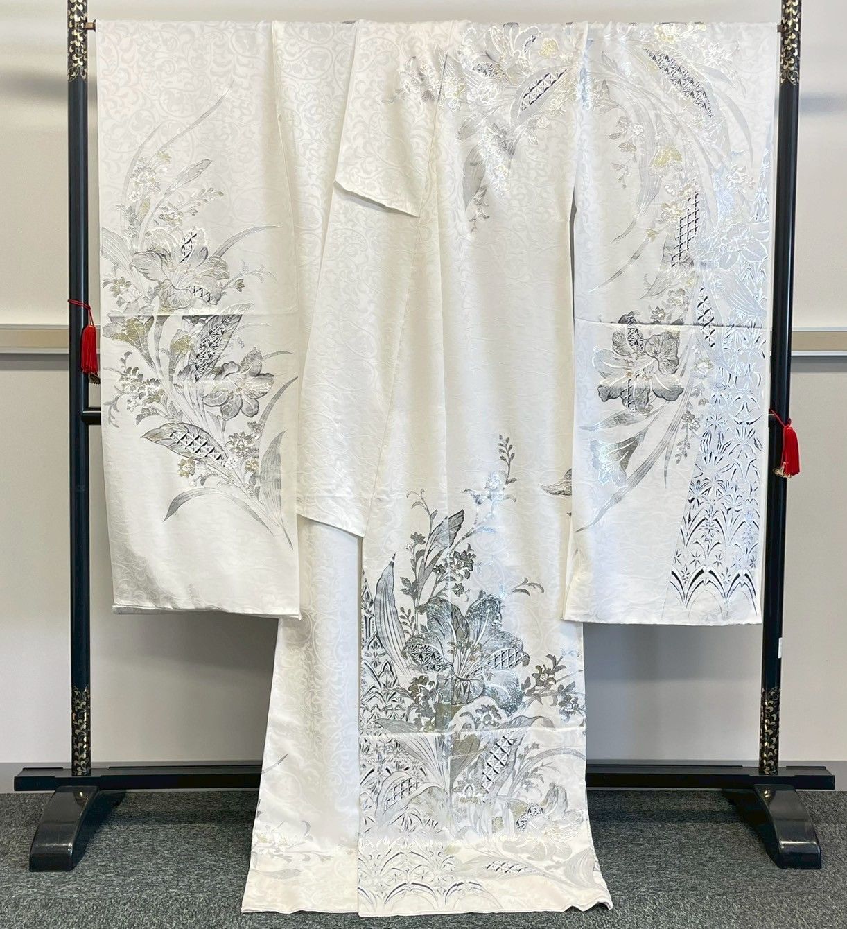 専用　ご予約商品　振袖　関芳　百合　銀彩　ホワイト　ピンク　未仕立て　仮絵羽 専用 ご予約商品 振袖 関芳 百合 銀彩 ホワイト ピンク 未仕立て