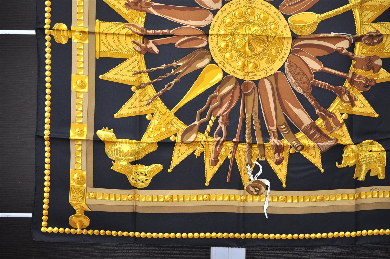 エルメス HERMES カレ90 CUILLERS D'AFRIQUE スカーフ HERMES エルメス スカーフ カレ90 CUILLERS D'AFRIQUE シルク