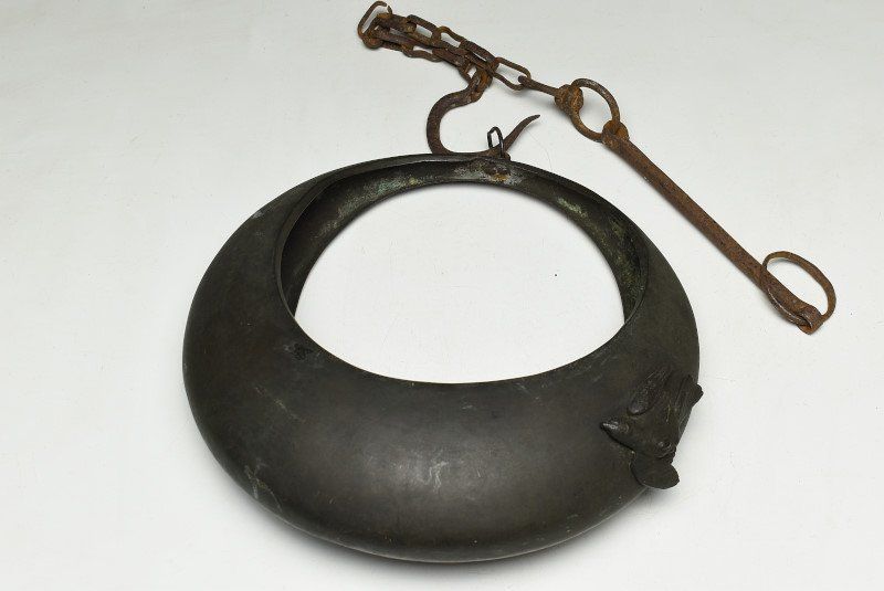 蔵C9960c 銅製 三日月 吊花生 花入 鉄鎖付 花器 時代