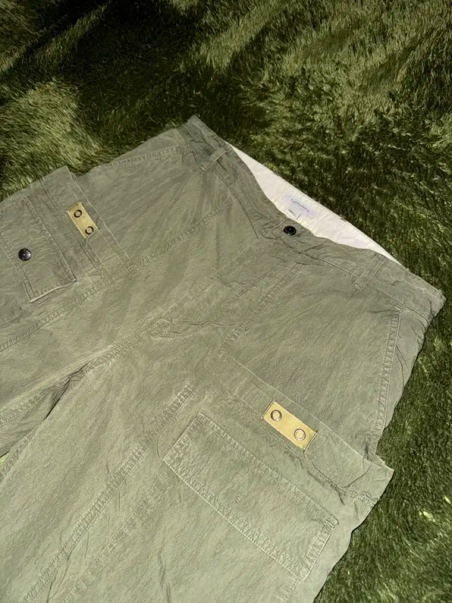 S イーストローグ ポケット ディテール ユーティリティ カーゴ パンツ オリーブ
