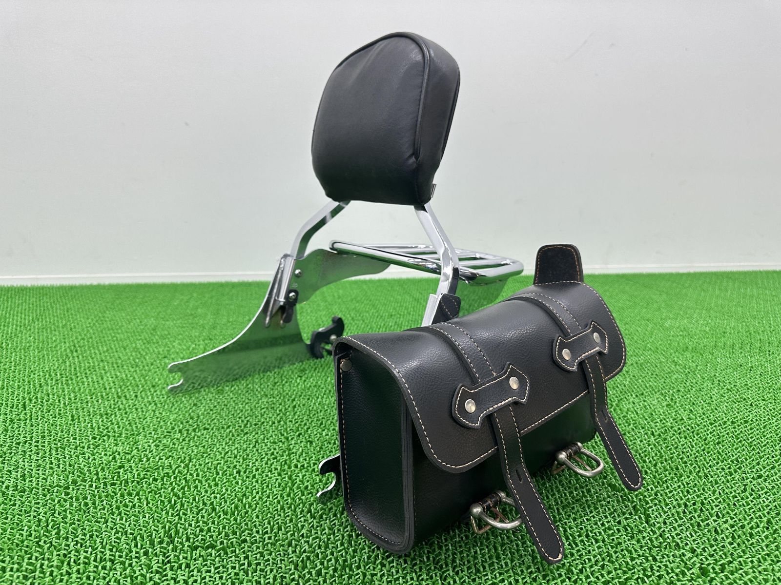 ソフテイル バックレスト ハーレー 純正 中古 バイク 部品 オプション 07年～ソフテイル キャリア付 クイックリリース コンディション良好
