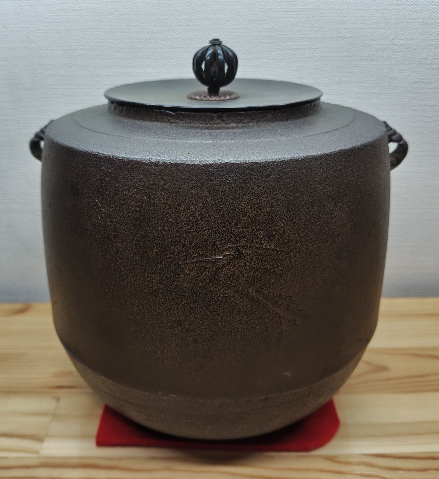 逢絢亭 茶道具 風炉釜 肩衝釜 鷺地紋 釜師 高橋敬典 共箱入り