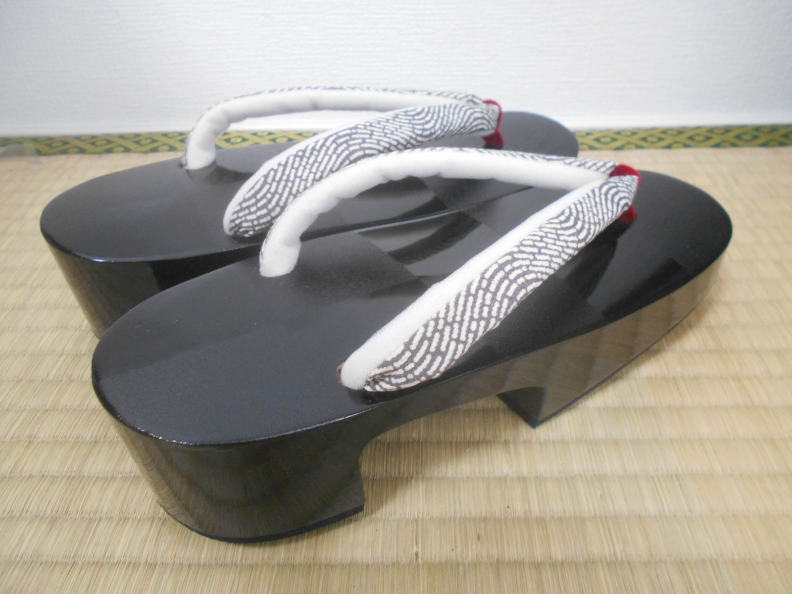 雪下草 艶とタタキの市松模様 黒塗り高右近桐下駄Ｍ判 2２.5-2４.5 cm