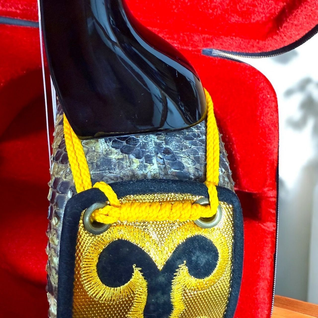 ☆美品 沖縄 琉球 三線 本蛇革 本革 蛇革 本皮 蛇皮 爪 ケース付 伝統楽器 ☆送料無料 美品 沖縄 琉球 三線 本蛇革 本革 蛇革 本皮 蛇皮 爪