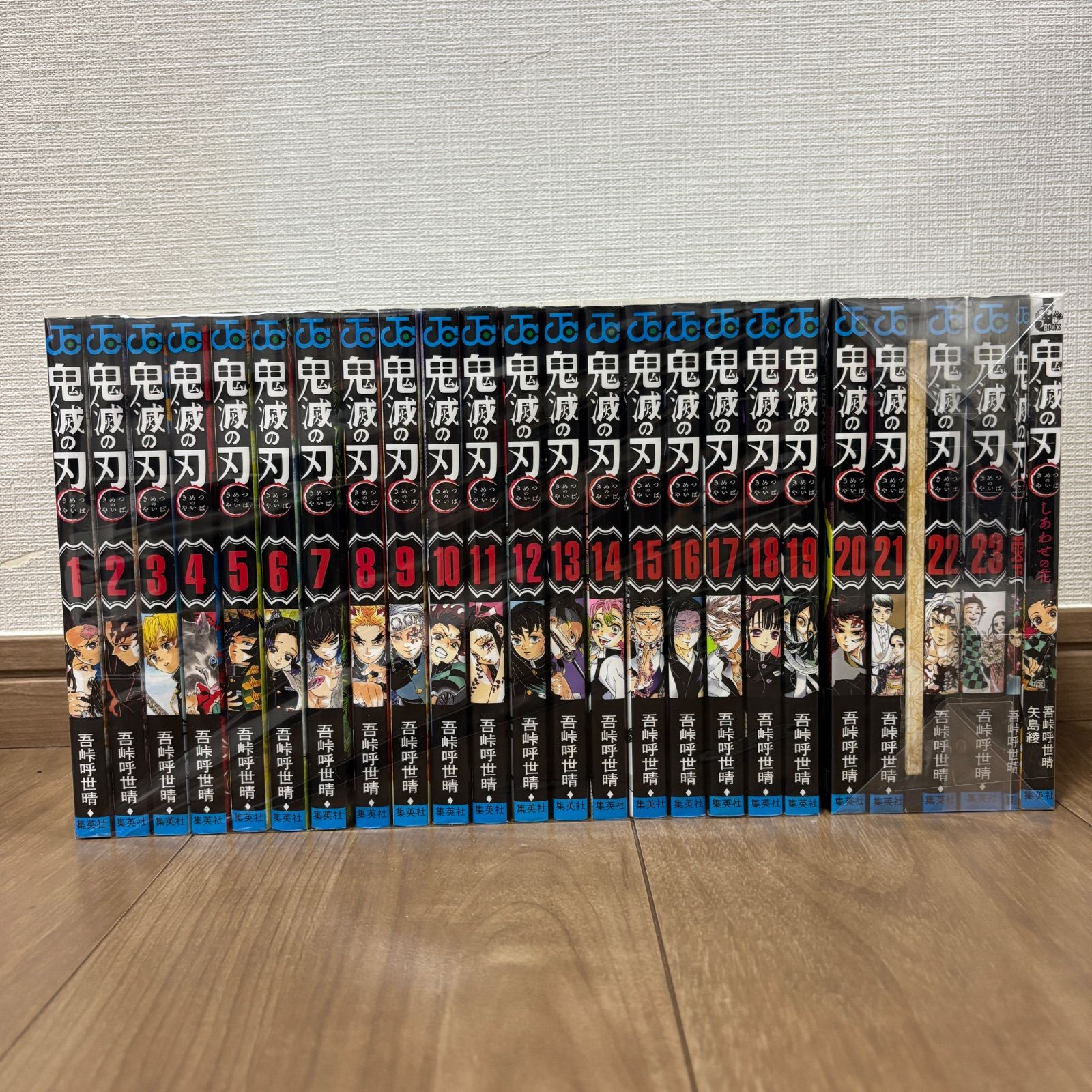 【美品】鬼滅の刃　全巻　特装版あり　関連本3冊付き　【送料無料・匿名配送】 特装版あり】映画公開中 鬼滅の刃 全巻 セット 特装版 関連本