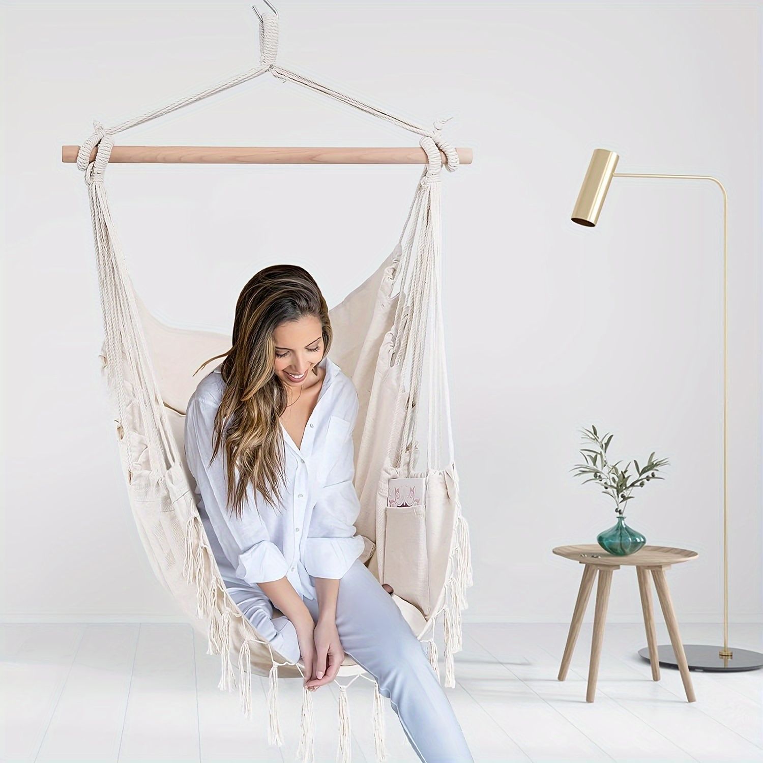 ハンモックチェア 木製 サポートロッド付き コットン充填 ソリッドバック 手動操作 手織りロープ 通気性素材 タッセルデザイン 屋内 屋外