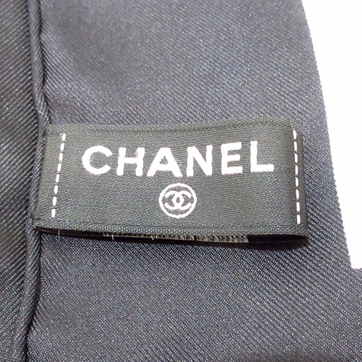 CHANEL(シャネル) スカーフ美品 マドモアゼル 黒×白 ココマーク CHANEL(シャネル) スカーフ美品 マドモアゼル 黒×白 ココマーク