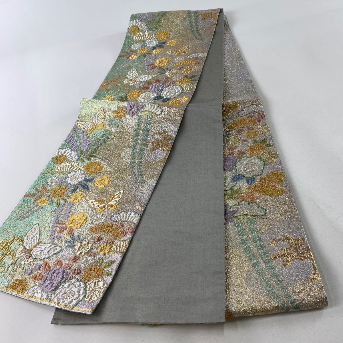 A26 美品　袋帯　綴れ　花草 袋帯 美品 秀品 草花 蝶 箔 薄緑 六通 正絹 【中古】 - メルカリ