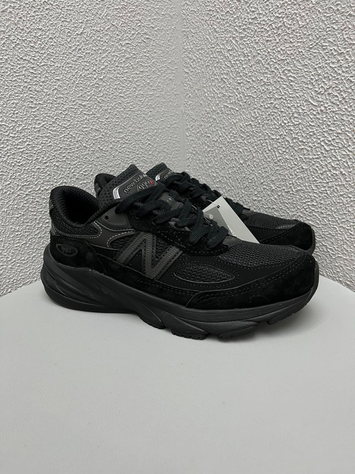 本日の特別価格ニューバランス 990V6 "トリプルブラックNew Balance 990V6 "Triple Blackスニーカー"