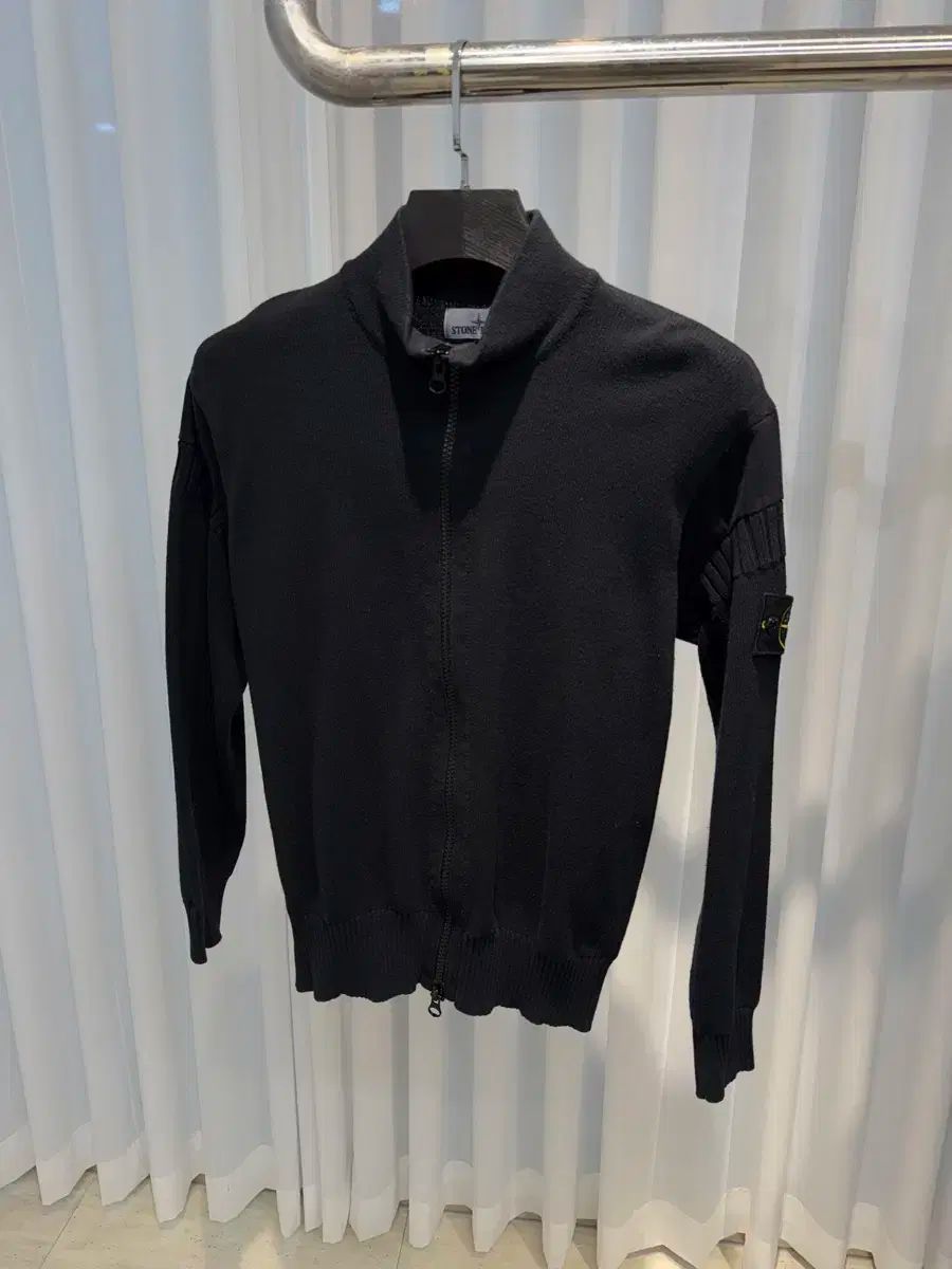 【雷市場（ポンジャン）商品韓国直送】 （ M ） STONE ISLAND(ストーンアイランド) ニット セーター ジップアップ 新作 黒 ほぼ新品